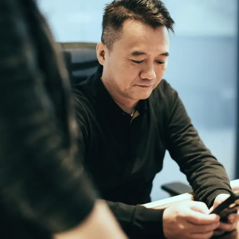 紳新國際負責人在辦公室確認資料